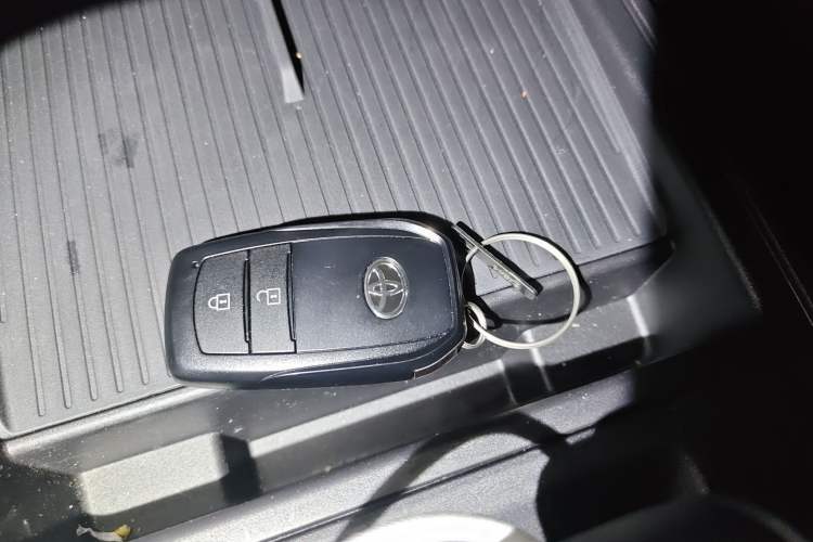 Used Toyota Corolla Cross 2026 Model 2.0L Smart Electric Hybrid Dual-Engine Pioneer Edition Vehicle Key