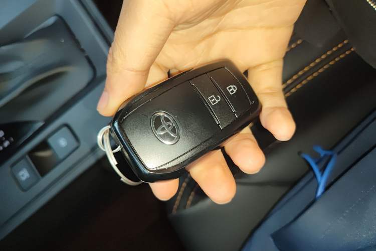 Used Toyota Corolla Cross 2026 Model 2.0L Smart Electric Hybrid Dual-Engine Pioneer Edition Vehicle Key