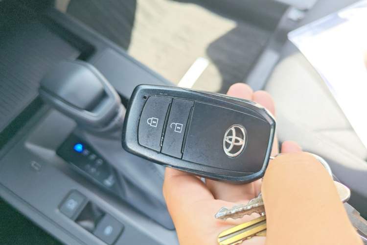Used Toyota Corolla Cross 2026 Model 2.0L Smart Electric Hybrid Dual-Engine Pioneer Edition Vehicle Key
