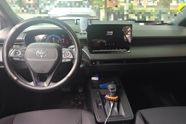 Used Toyota Corolla Cross 2026 Model 2.0L Smart Electric Hybrid Dual-Engine Pioneer Edition Center Console