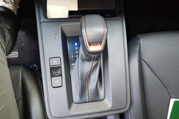 Used Toyota Corolla Cross 2026 Model 2.0L Smart Electric Hybrid Dual-Engine Elite Edition Gear Lever