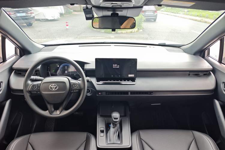 Used Toyota Corolla Cross 2026 Model 2.0L Smart Electric Hybrid Dual-Engine Pioneer Edition Interior 3