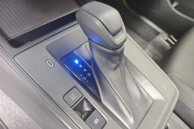 Used Toyota Corolla Cross 2026 Model 2.0L Smart Electric Hybrid Dual-Engine Pioneer Edition Interior 7