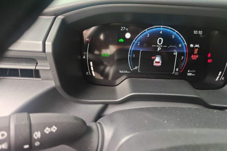 Used Toyota Corolla Cross 2026 Model 2.0L Smart Electric Hybrid Dual-Engine Pioneer Edition Odometer Close Up