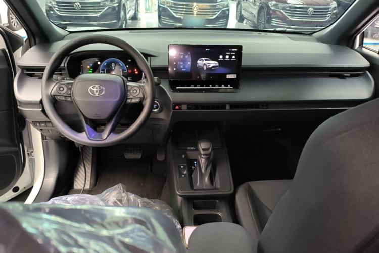 Used Toyota Corolla Cross 2026 Model 2.0L Smart Electric Hybrid Dual-Engine Pioneer Edition Center Console
