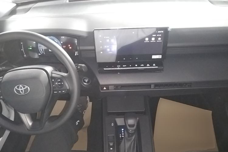 Used Toyota Corolla Cross 2026 Model 2.0L Smart Electric Hybrid Dual-Engine Pioneer Edition Center Console