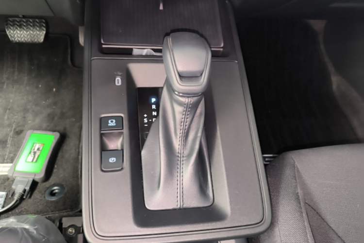 Used Toyota Corolla Cross 2026 Model 2.0L Smart Electric Hybrid Dual-Engine Pioneer Edition Gear Lever