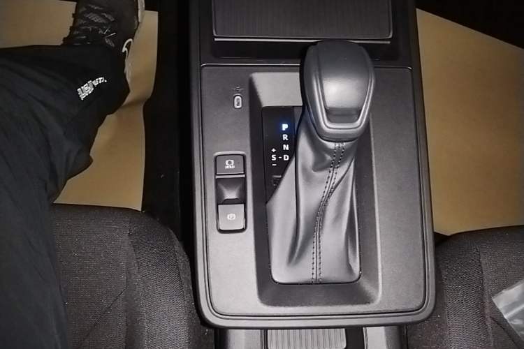 Used Toyota Corolla Cross 2026 Model 2.0L Smart Electric Hybrid Dual-Engine Pioneer Edition Gear Lever