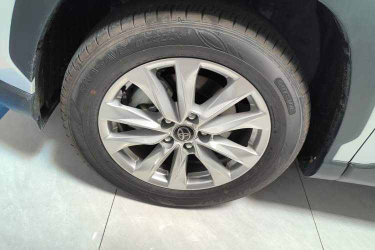 Used Toyota Corolla Cross 2026 Model 2.0L Smart Electric Hybrid Dual-Engine Pioneer Edition Left Front Wheel Hub