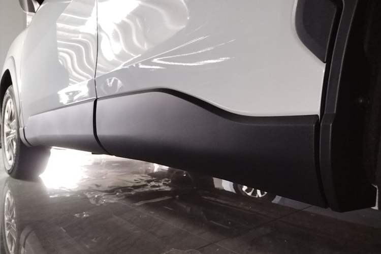 Used Toyota Corolla Cross 2026 Model 2.0L Smart Electric Hybrid Dual-Engine Pioneer Edition Left Side Sill