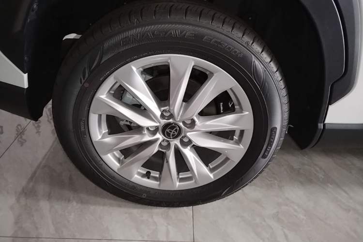 Used Toyota Corolla Cross 2026 Model 2.0L Smart Electric Hybrid Dual-Engine Pioneer Edition Right Rear Wheel Hub