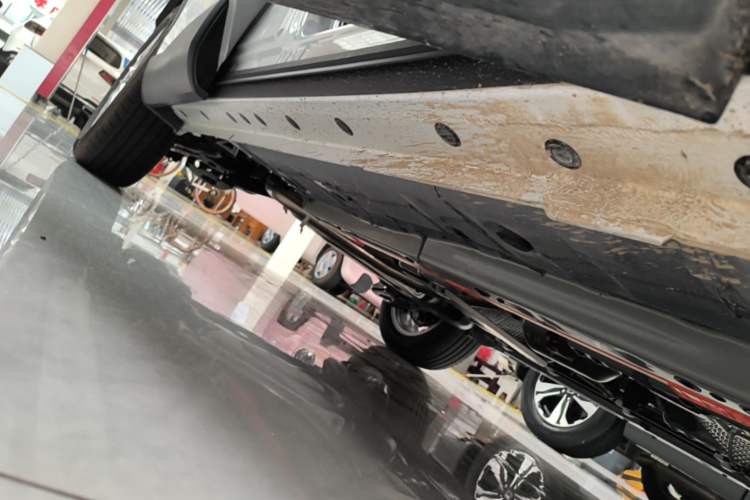 Used Toyota Corolla Cross 2026 Model 2.0L Smart Electric Hybrid Dual-Engine Pioneer Edition Right Side Sill