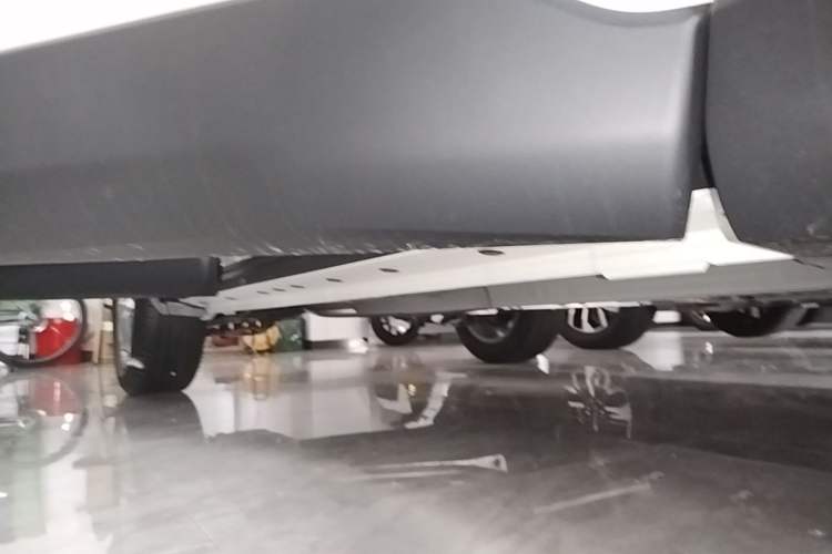 Used Toyota Corolla Cross 2026 Model 2.0L Smart Electric Hybrid Dual-Engine Pioneer Edition Right Side Sill