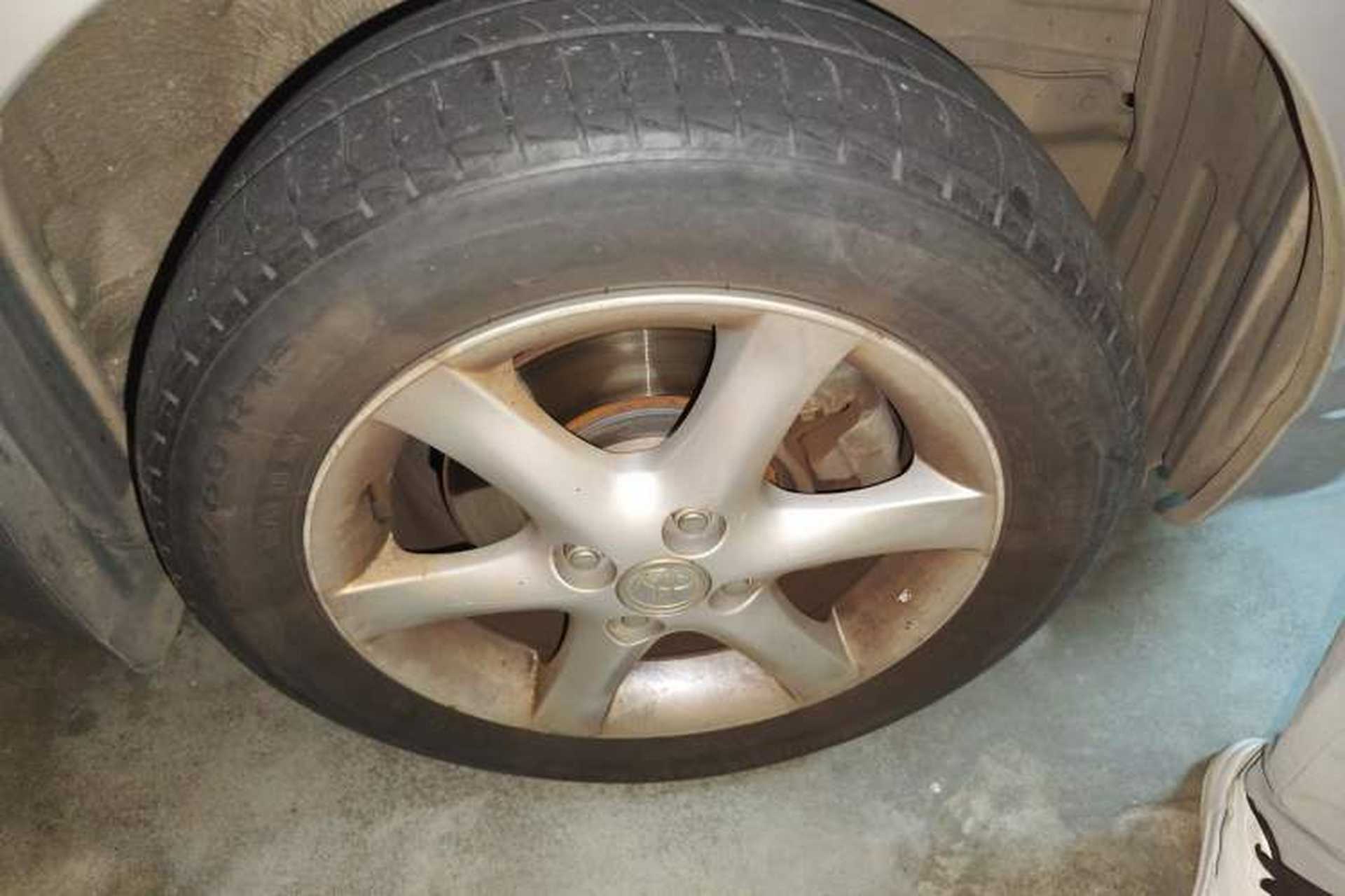 Used Toyota Corolla EX 2010 1.6L Automatic Luxury Edition Right Front Wheel Hub
