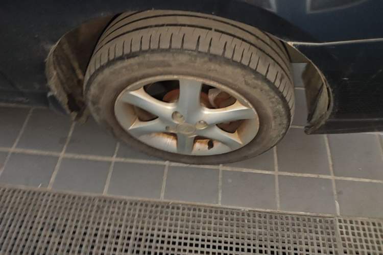 Used Toyota Corolla EX 2011 1.6L Automatic Luxury Edition Right Front Wheel Hub