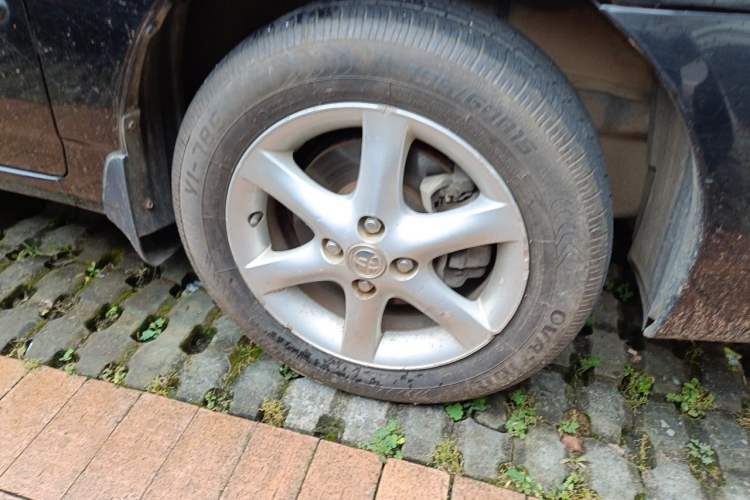 Used Toyota Corolla EX 2011 1.6L Automatic Luxury Edition Right Front Wheel Hub