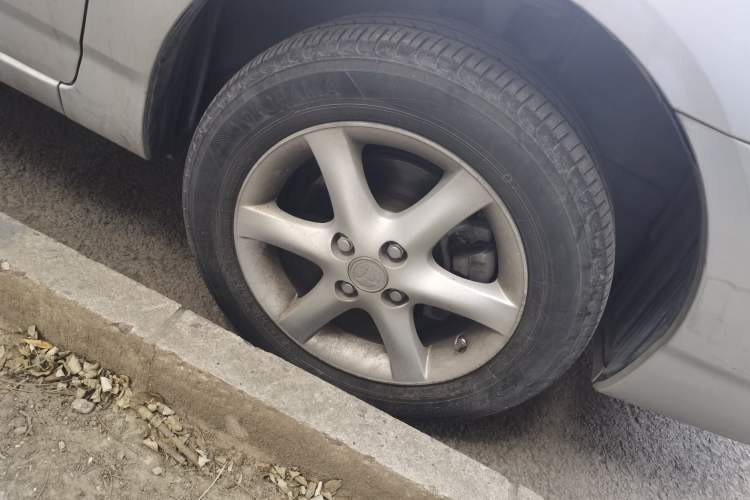 Used Toyota Corolla EX 2011 1.6L Automatic Luxury Edition Right Front Wheel Hub
