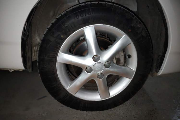 Used Toyota Corolla EX 2011 1.6L Manual Luxury Edition Right Front Wheel Hub