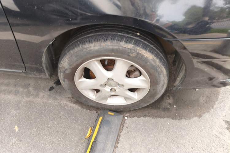 Used Toyota Corolla EX 2013 1.6L Automatic Excellence Edition Right Front Wheel Hub