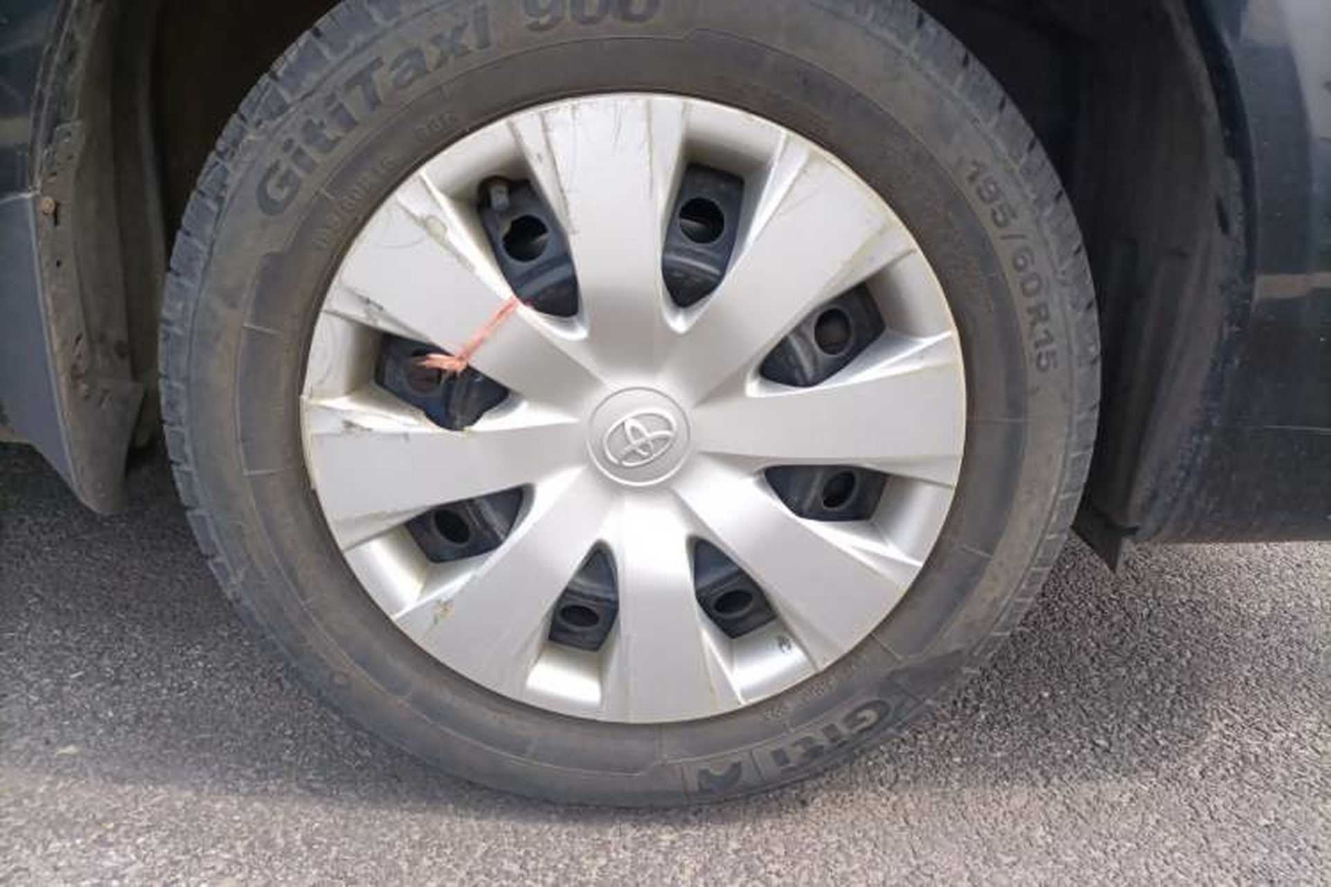 Used Toyota Corolla EX 2013 1.6L Automatic Excellence Edition Right Front Wheel Hub