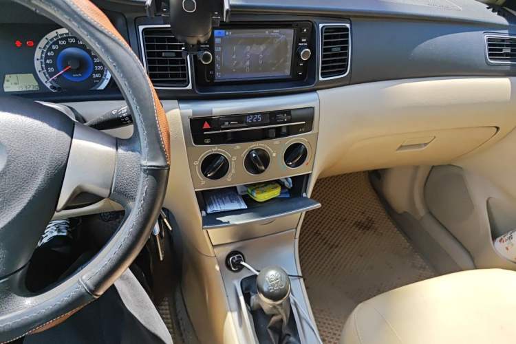 Used Toyota Corolla EX 2013 1.6L Manual Luxury Edition Audio And AC Panel