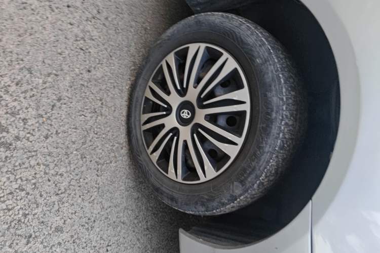 Used Toyota Corolla EX 2013 1.6L Automatic Excellence Edition Right Front Wheel Hub