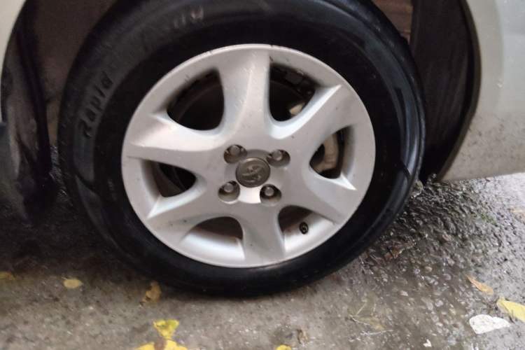 Used Toyota Corolla EX 2013 1.6L Automatic Excellence Edition Right Front Wheel Hub