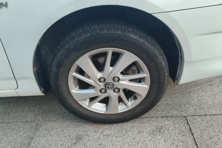 Used Toyota Corolla EX 2013 1.6L Automatic Excellence Edition Right Front Wheel Hub