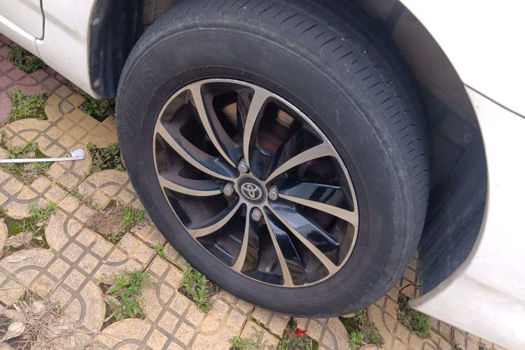 Used Toyota Corolla EX 2013 1.6L Automatic Excellence Edition Right Front Wheel Hub
