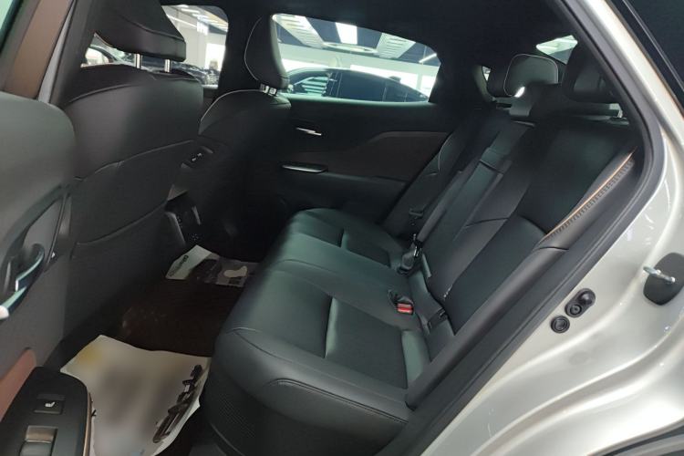 Used Toyota Crown 2023 2.5L SportCross HEV Two-Wheel Drive Prestige Edition Interior 4