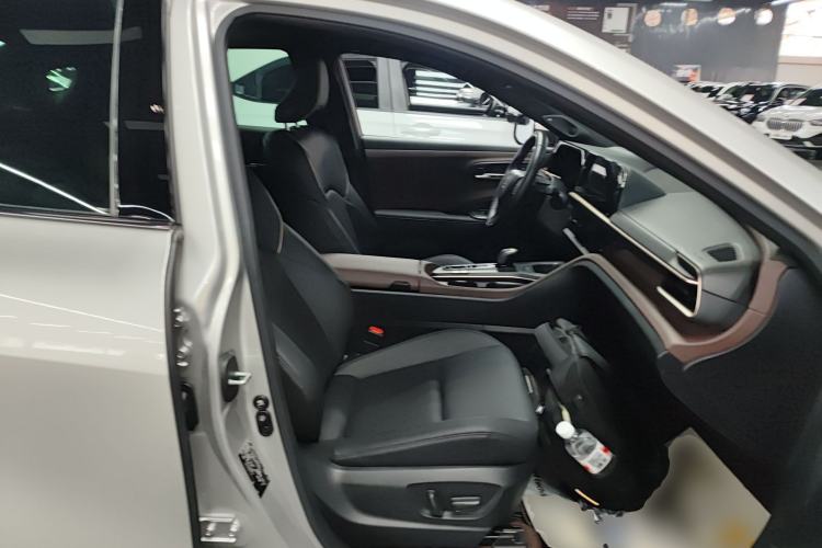 Used Toyota Crown 2023 2.5L SportCross HEV Two-Wheel Drive Prestige Edition Right Front Seat