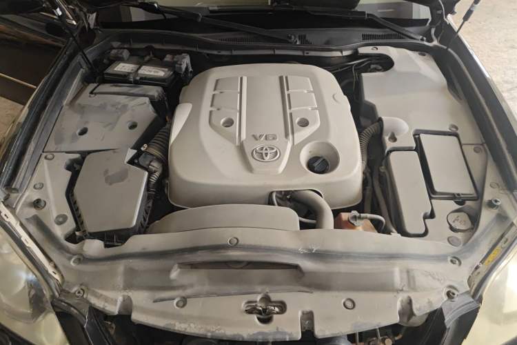 Used Toyota Crown 2005 3.0L Royal Saloon Engine Bay