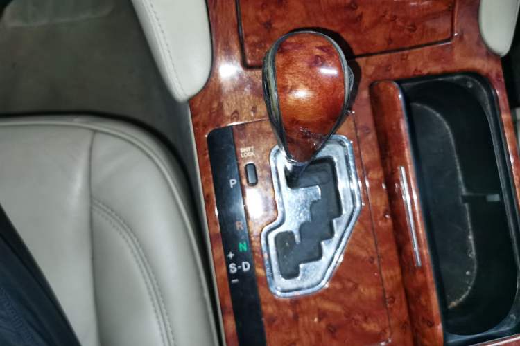 Used Toyota Crown 2005 3.0L Royal Saloon Gear Lever