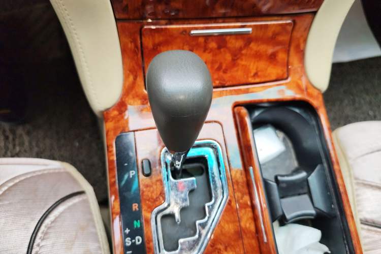 Used Toyota Crown 2005 2.5L Royal Gear Lever