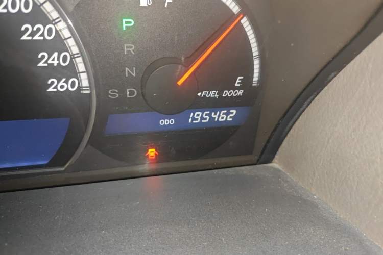 Used Toyota Crown 2005 3.0L Royal Saloon Odometer Close Up