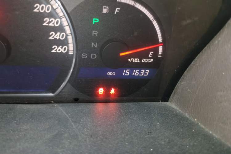 Used Toyota Crown 2005 3.0L Royal Saloon Odometer Close Up