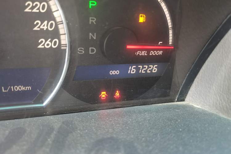 Used Toyota Crown 2005 2.5L Royal Odometer Close Up