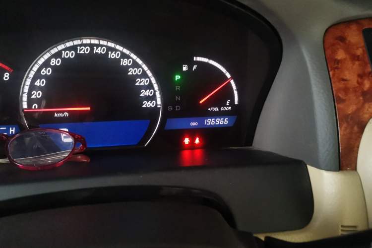 Used Toyota Crown 2005 3.0L Royal Odometer Close Up