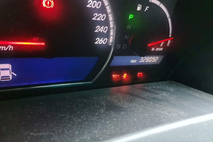 Used Toyota Crown 2005 3.0L Royal Odometer Close Up