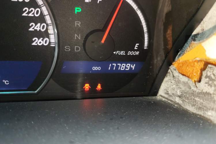 Used Toyota Crown 2005 2.5L Royal Odometer Close Up