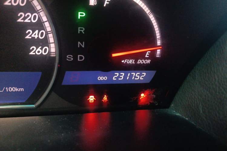 Used Toyota Crown 2005 3.0L Royal Saloon Odometer Close Up