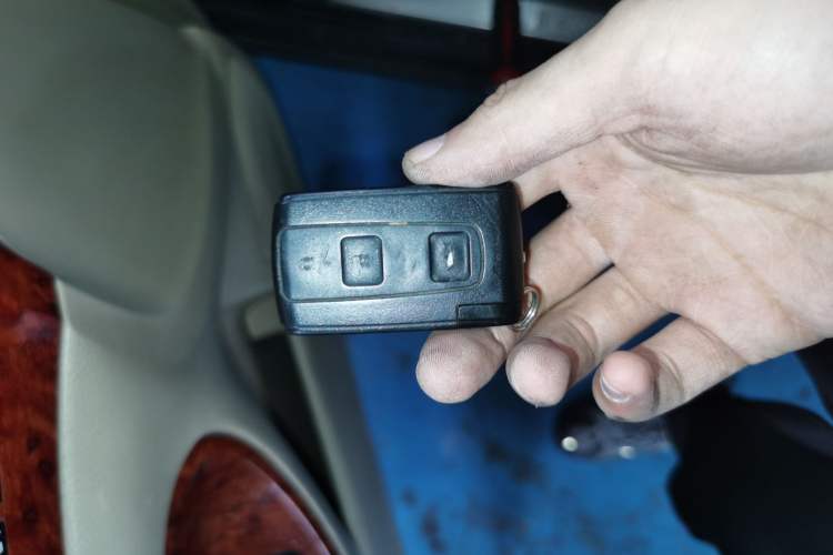 Used Toyota Crown 2005 3.0L Royal Saloon Vehicle Key