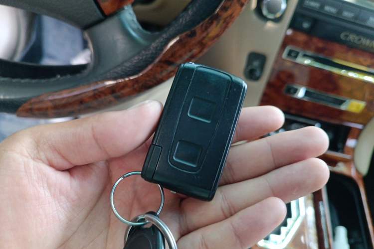 Used Toyota Crown 2005 3.0L Royal Saloon Vehicle Key