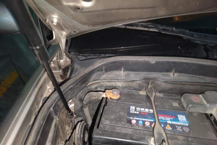 Used Toyota Crown 2005 3.0L Royal Saloon Engine Bay Right