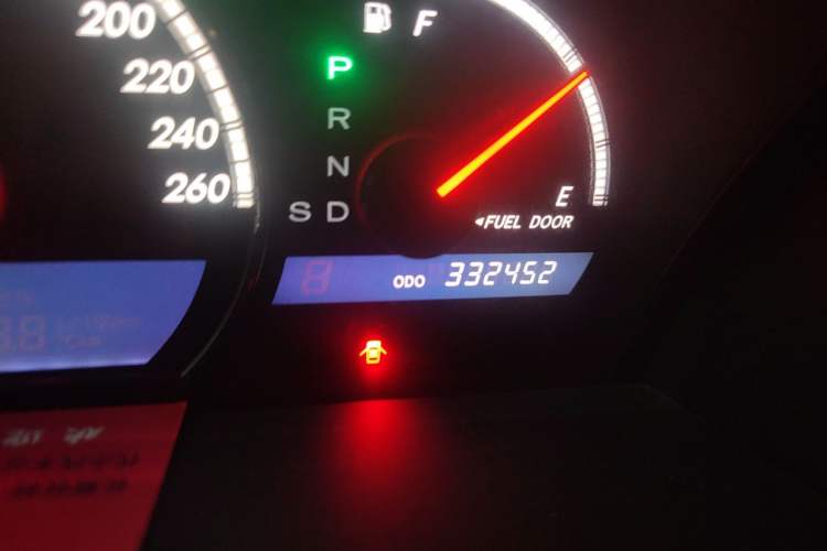 Used Toyota Crown 2005 3.0L Royal Saloon Odometer Close Up