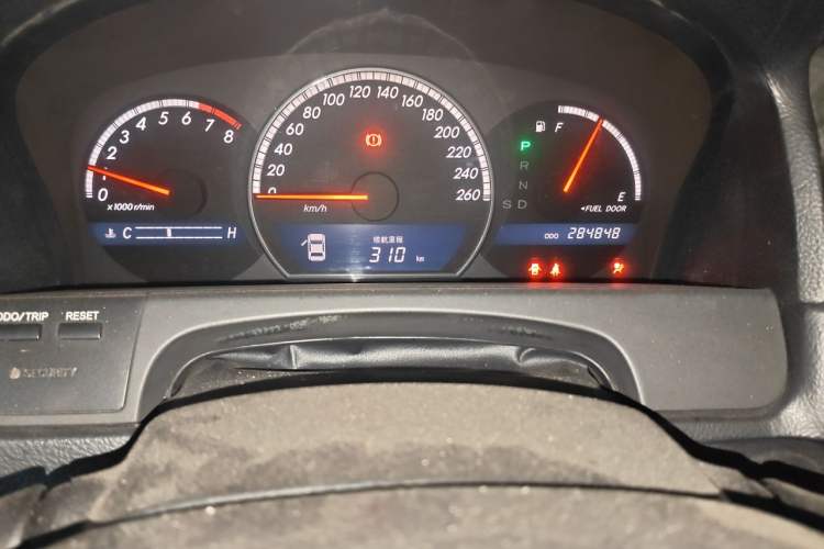Used Toyota Crown 2005 3.0L Royal Odometer Close Up
