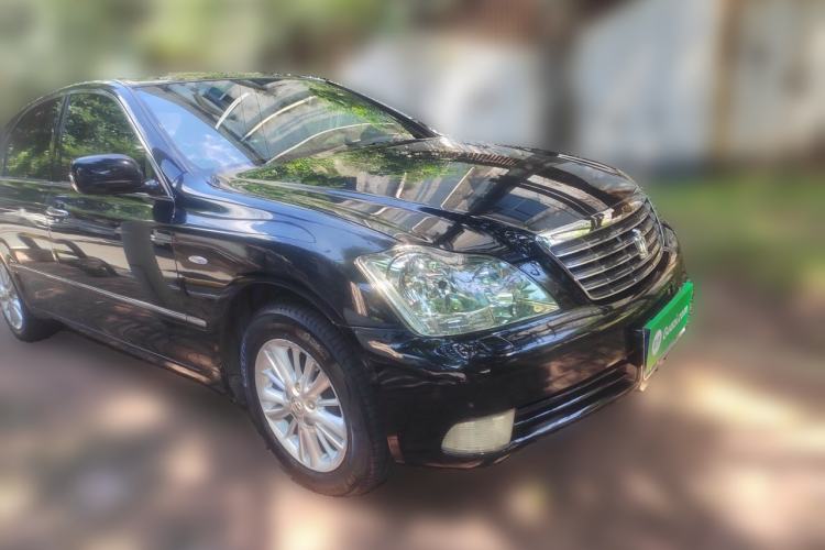 Used Toyota Crown 2006 2.5L Royal Leather Edition Front Right 45 Deg