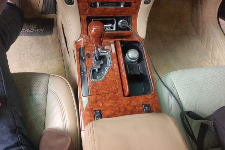 Used Toyota Crown 2006 2.5L Royal Leather Edition Gear Lever