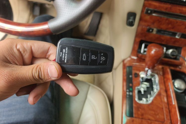 Used Toyota Crown 2006 2.5L Royal Leather Edition Vehicle Key