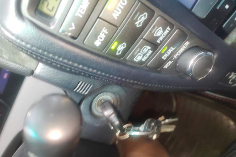 Used Toyota Crown 2006 2.5L Royal Leather Edition Vehicle Key